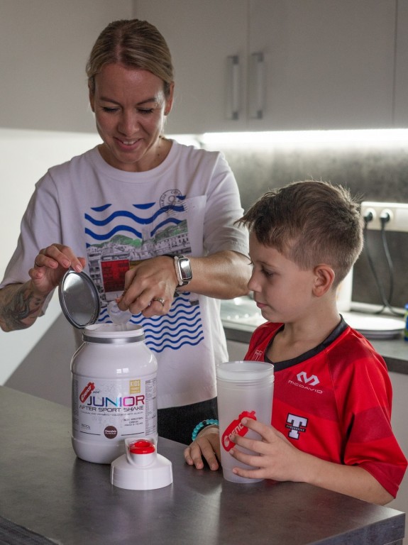 Regeneračný nápoj pre juniorov  JUNIOR AFTER SPORT SHAKE 1500 g  Choco cookie č.5