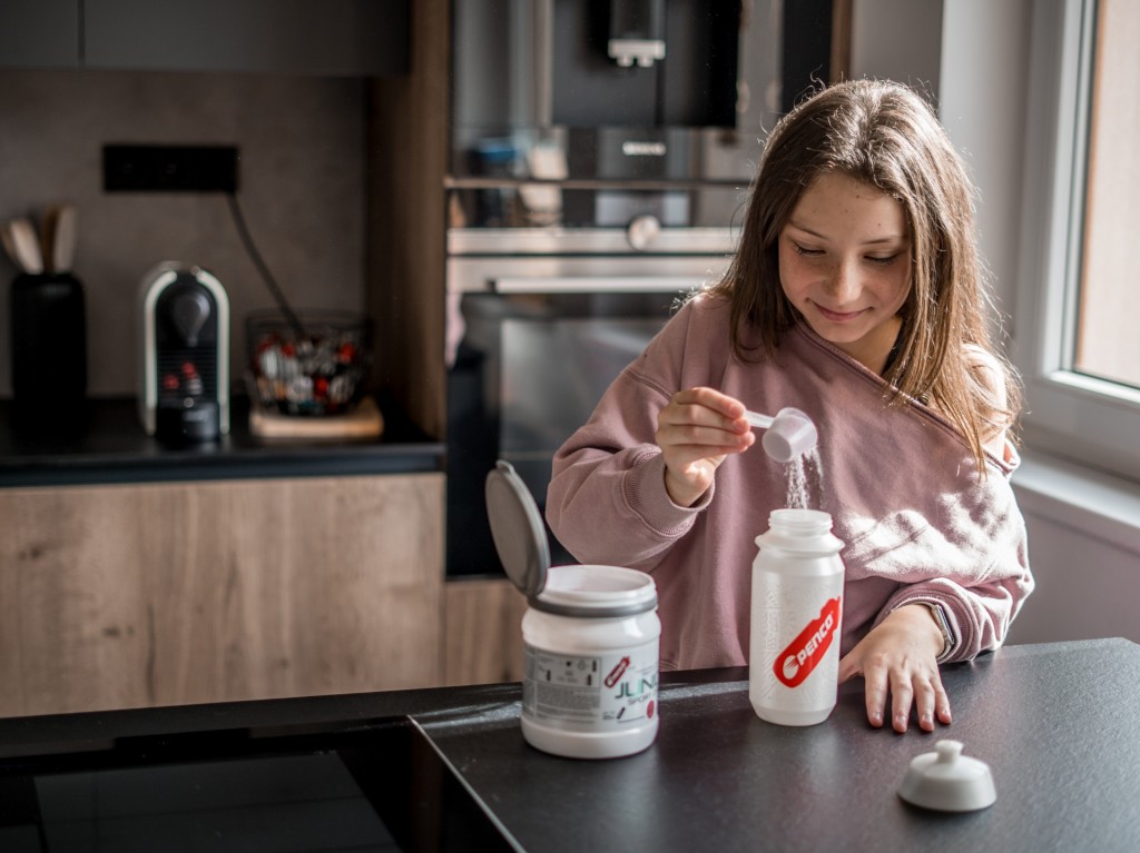 Iontový nápoj pro děti   JUNIOR SPORT DRINK 700g   Jahoda & Banán č.3